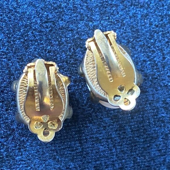Vintage Milk Glass White Boulders Held by Golden Claws Clip On Earrings - Picture 8 of 15